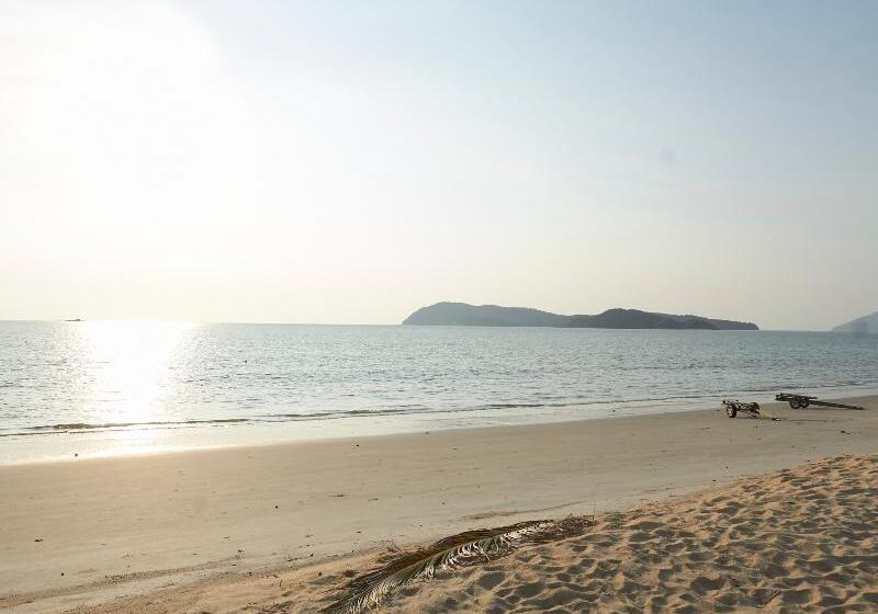 Отель Corrie Chalet, Pantai Cenang Langkawi