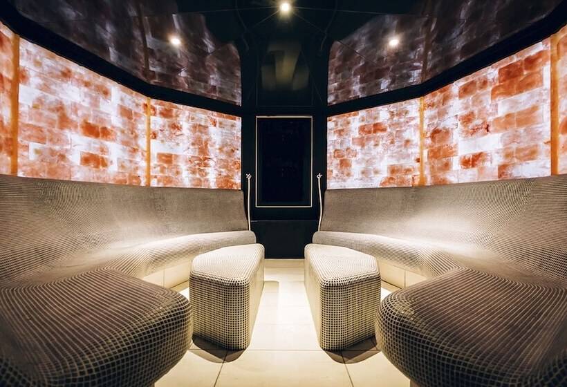 هتل Crowne Plaza   Borjomi, An Ihg