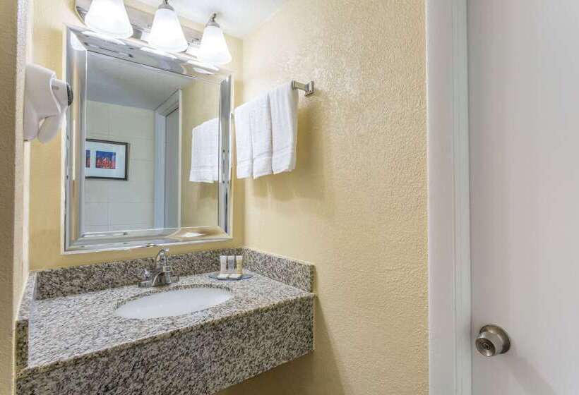 فندق Howard Johnson By Wyndham Virginia Beach At The Beach