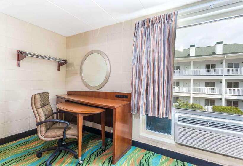 فندق Howard Johnson By Wyndham Virginia Beach At The Beach