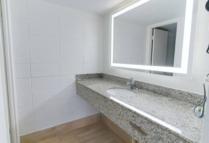 فندق Howard Johnson By Wyndham Virginia Beach At The Beach