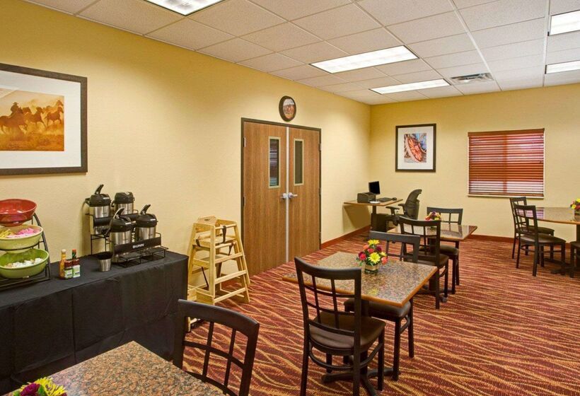 فندق Rodeway Inn & Suites