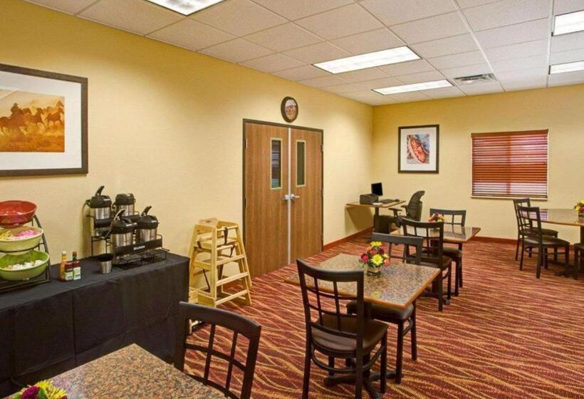 فندق Rodeway Inn & Suites