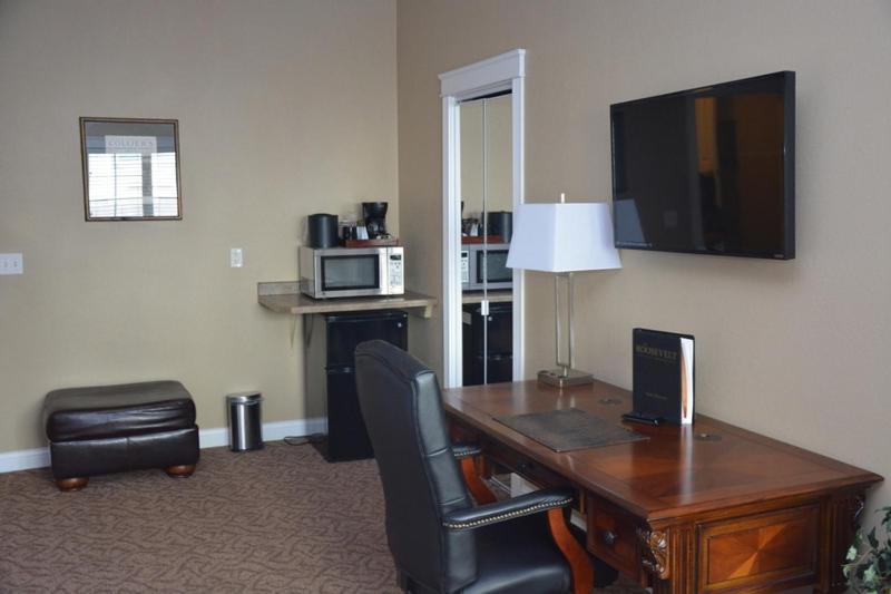 فندق Roosevelt Inn & Suites