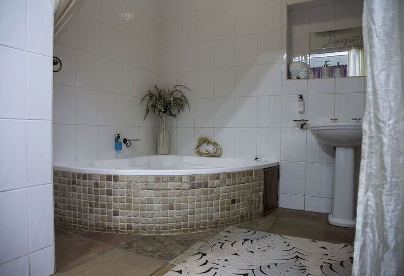 בית מלון כפרי Blue Mango Lodge