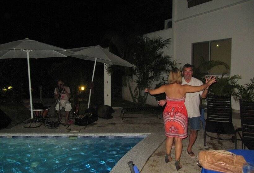 בית מלון כפרי The Hideaway