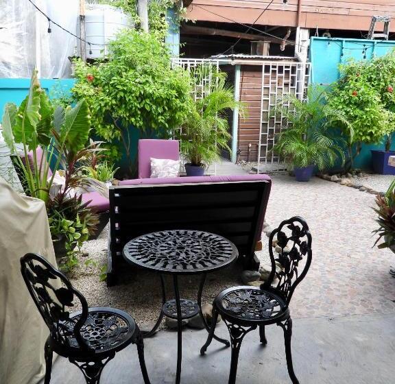 Sandbar Beachfront Hostel & Restaurant