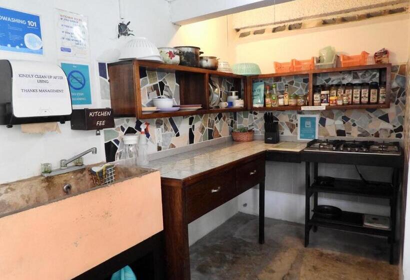 Sandbar Beachfront Hostel & Restaurant