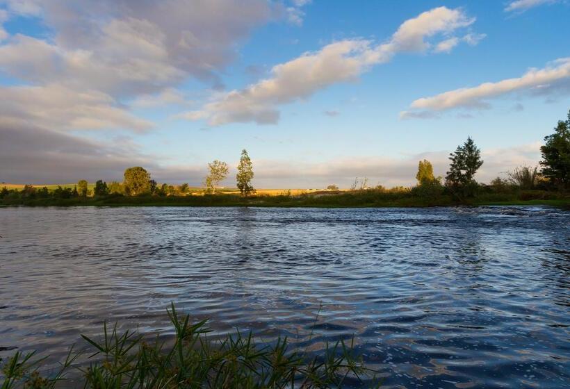 Stonehill River Lodge