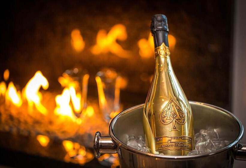 هتل Diamond Suites By Reykjavik Keflavik Airport