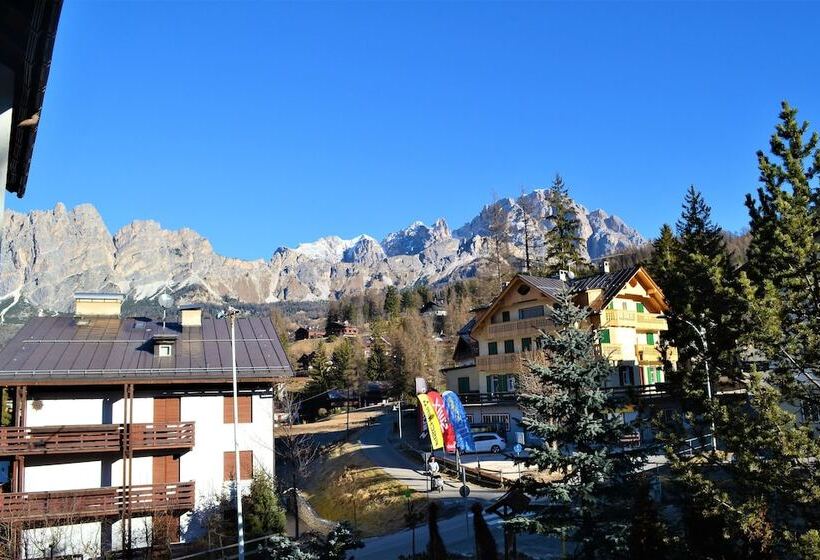 Отель Serena Cortina