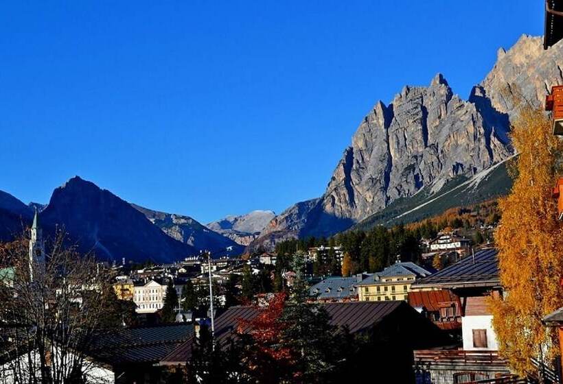 Отель Serena Cortina