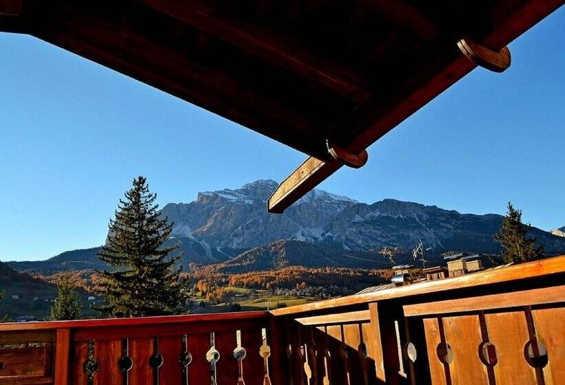 Отель Serena Cortina