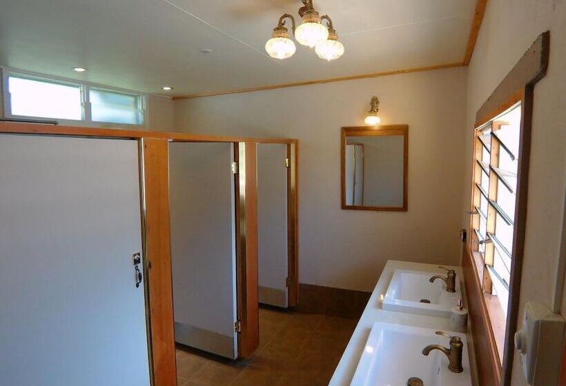 فندق Glamping At Zeehan Bush Camp