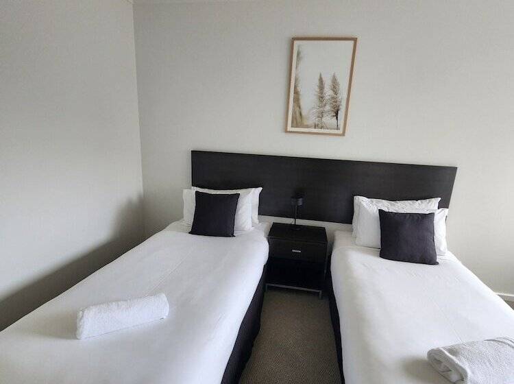 Oceanic On Thompson Apartments