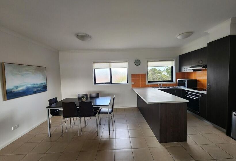 Oceanic On Thompson Apartments