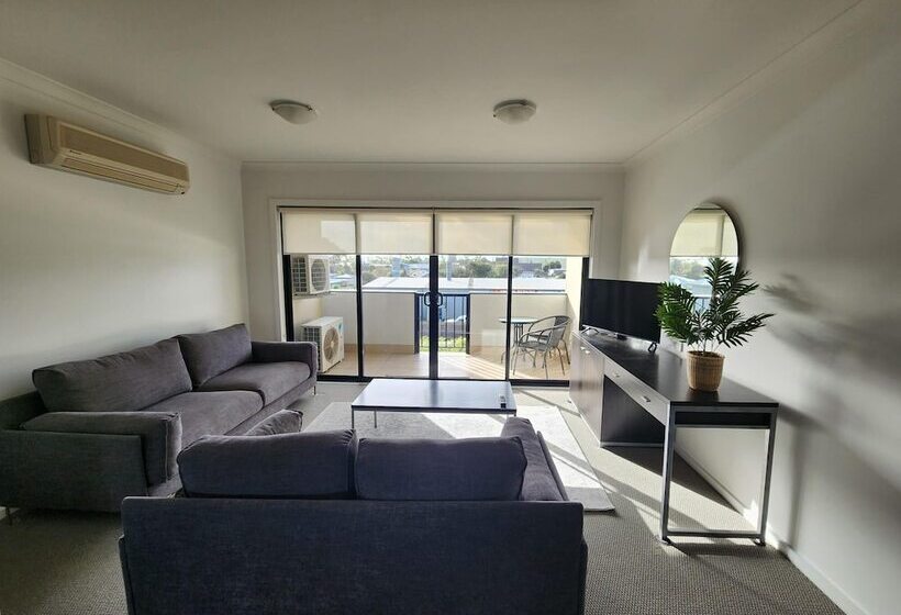 Oceanic On Thompson Apartments