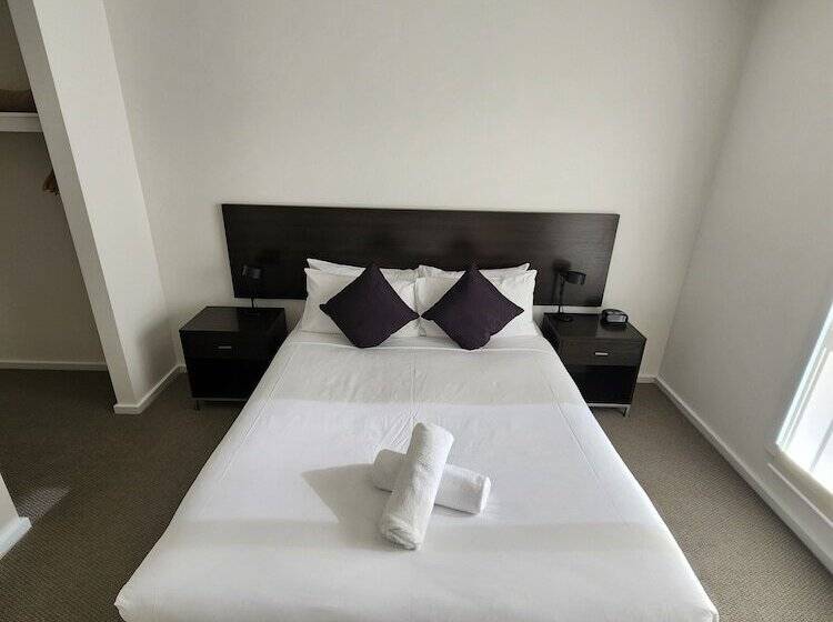 Oceanic On Thompson Apartments