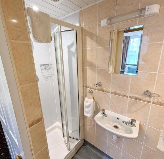 بنسيون The George Guest House