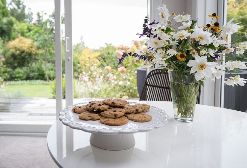 تختخواب و صبحانه Treghan Luxury Lodge