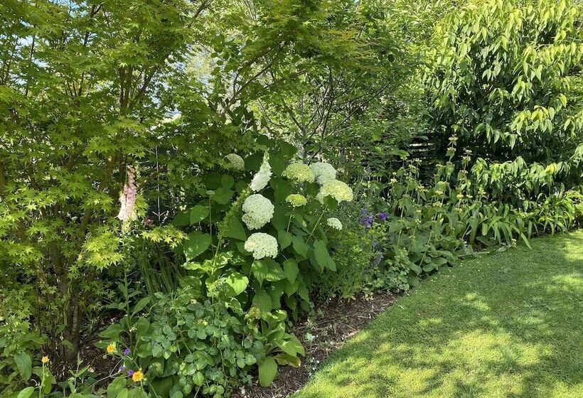 تختخواب و صبحانه Treghan Luxury Lodge