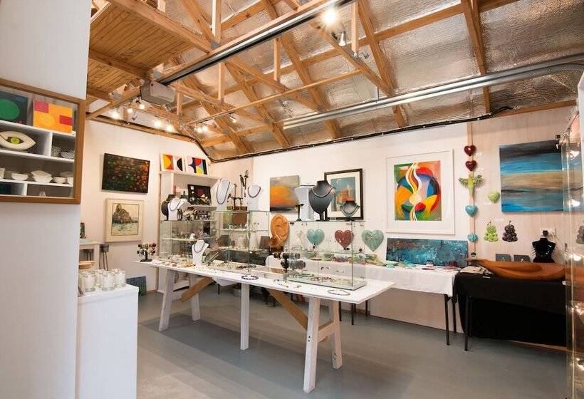 تختخواب و صبحانه Treghan Luxury Lodge