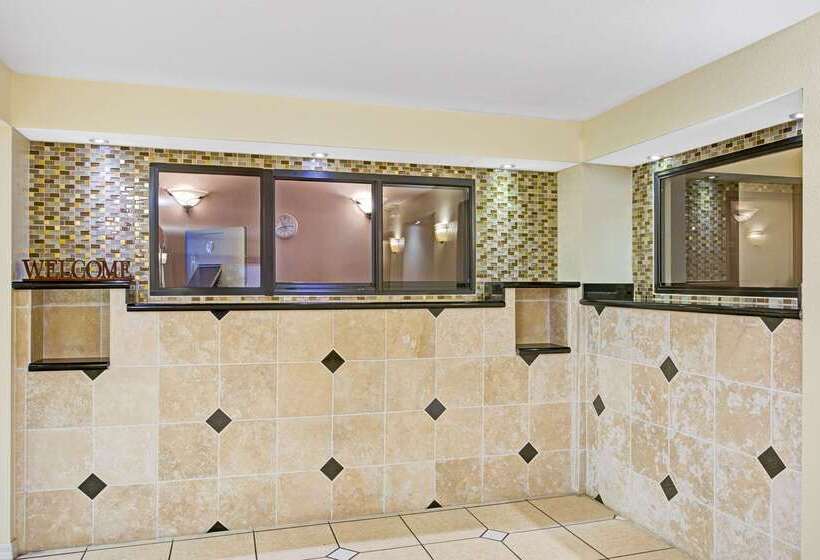 בית מלון כפרי Days Inn & Suites By Wyndham Tampa   Ybor City