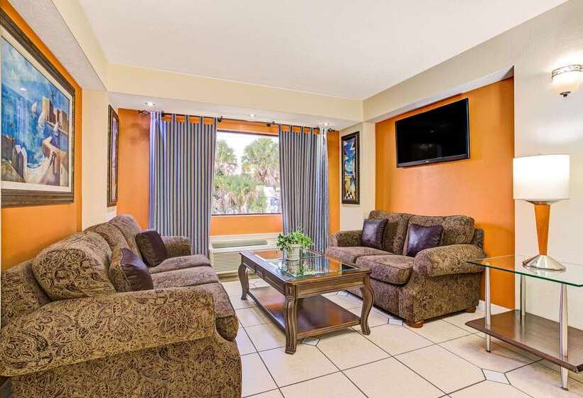 בית מלון כפרי Days Inn & Suites By Wyndham Tampa   Ybor City