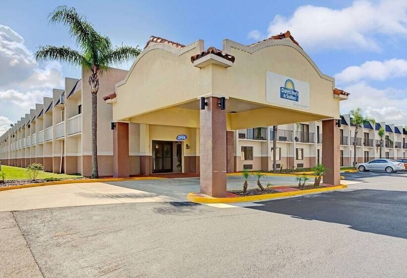 בית מלון כפרי Days Inn & Suites By Wyndham Tampa   Ybor City