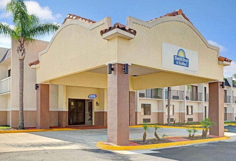 בית מלון כפרי Days Inn & Suites By Wyndham Tampa   Ybor City