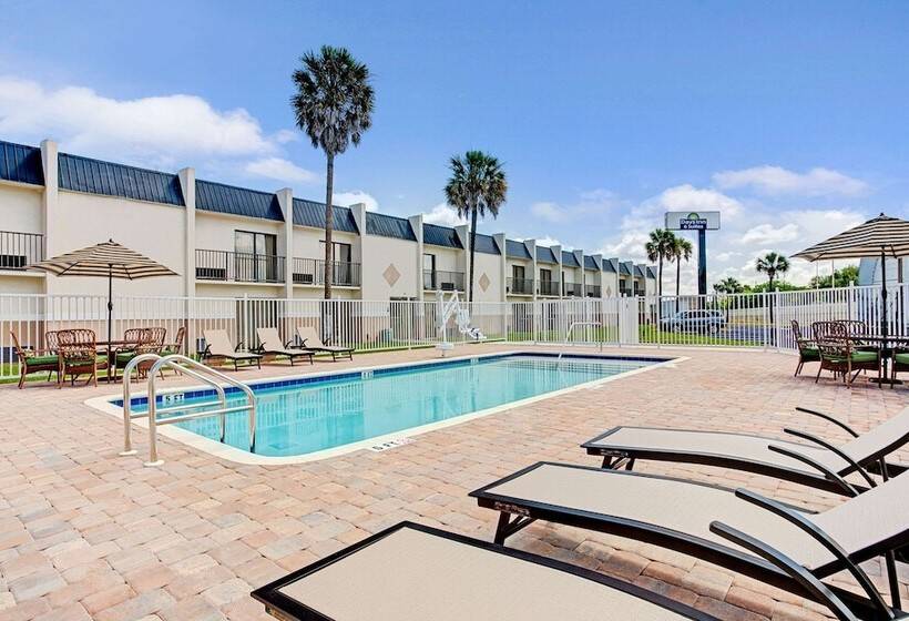 בית מלון כפרי Days Inn & Suites By Wyndham Tampa   Ybor City