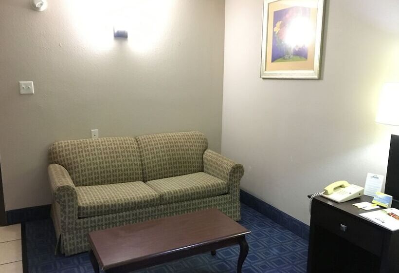 בית מלון כפרי Days Inn & Suites By Wyndham Tampa   Ybor City