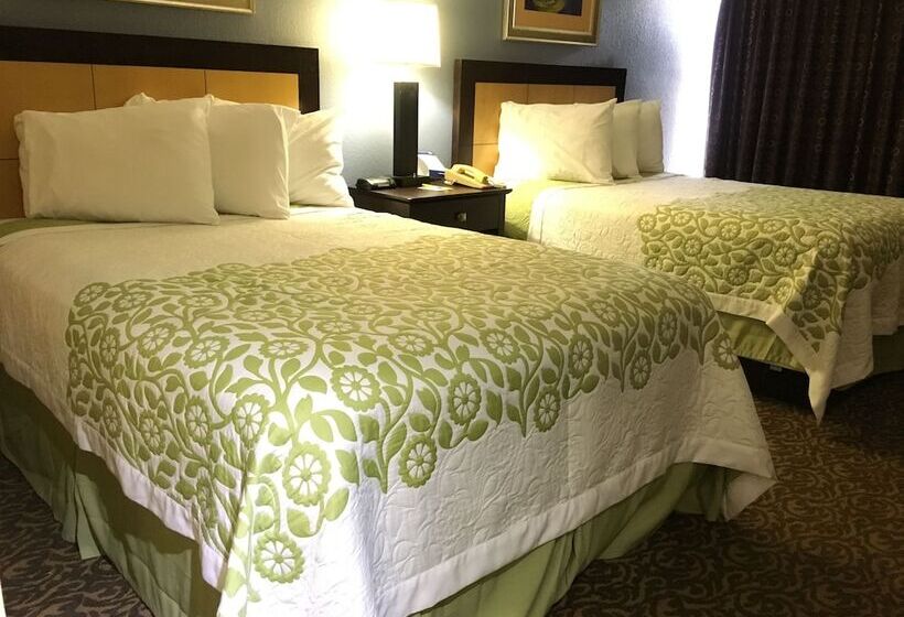 בית מלון כפרי Days Inn & Suites By Wyndham Tampa   Ybor City