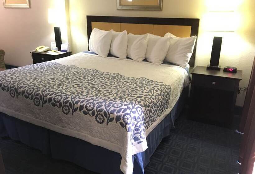 בית מלון כפרי Days Inn & Suites By Wyndham Tampa   Ybor City