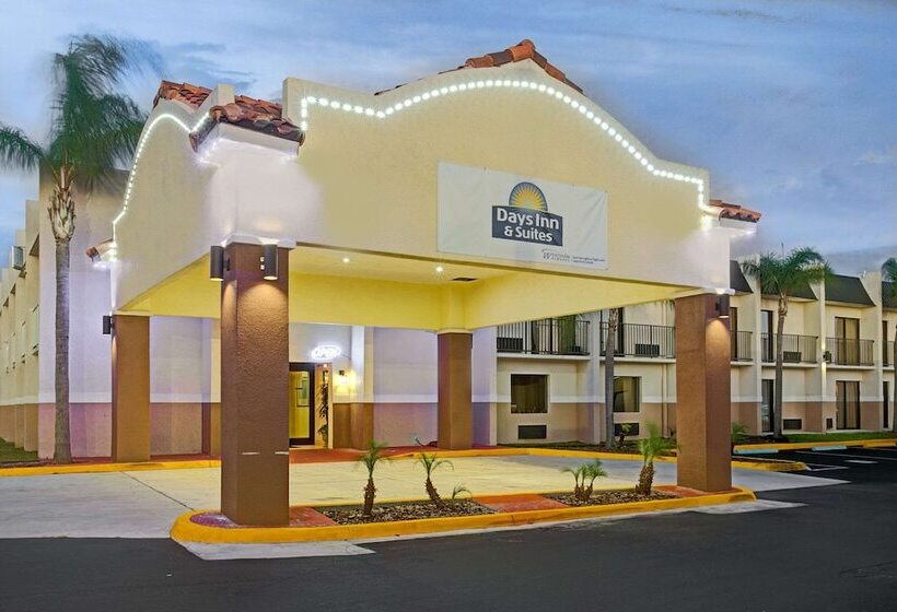 בית מלון כפרי Days Inn & Suites By Wyndham Tampa   Ybor City