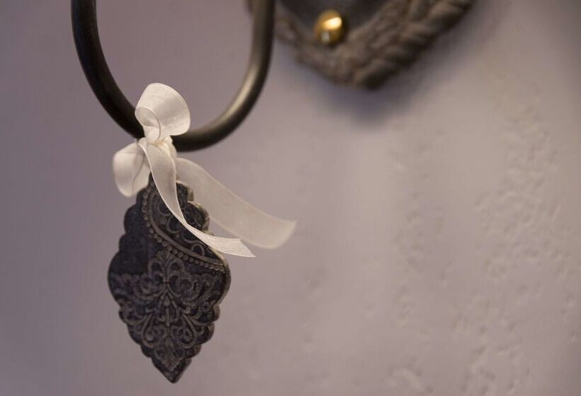 Отель Mas Des Romarins, The Originals Relais