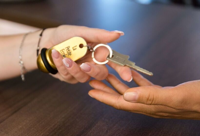 Отель Mas Des Romarins, The Originals Relais