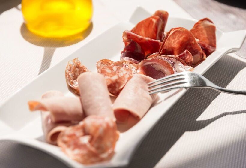 Отель Mas Des Romarins, The Originals Relais