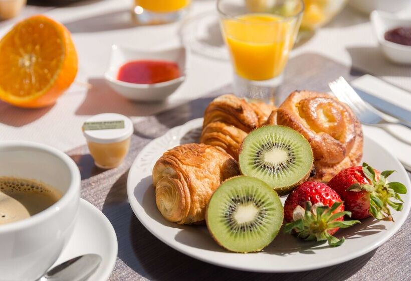 Отель Mas Des Romarins, The Originals Relais