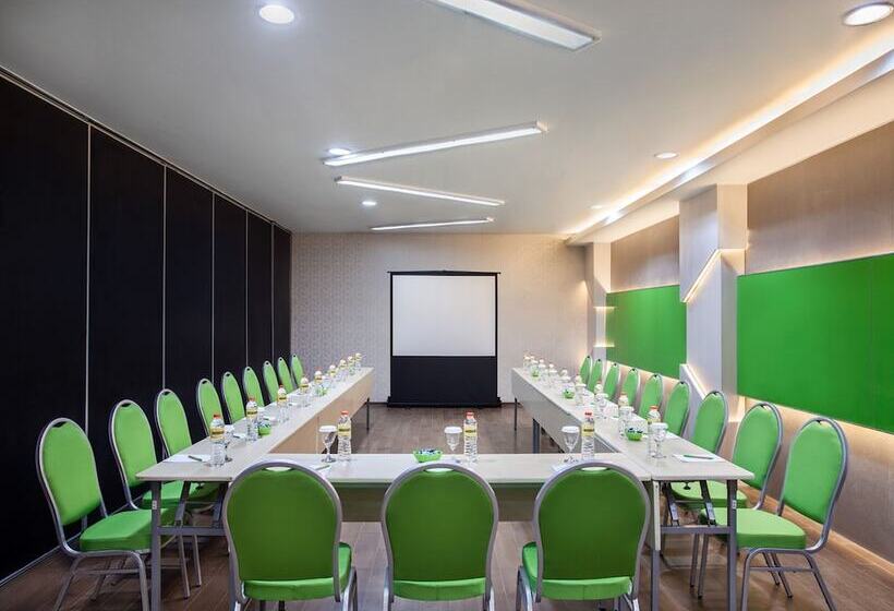 Maxonehotels At Tidar Surabaya