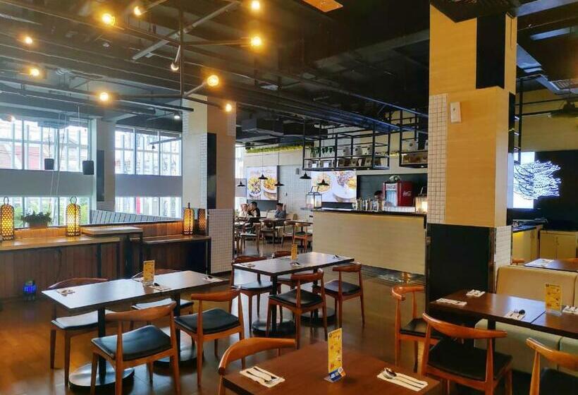 Maxonehotels At Tidar Surabaya