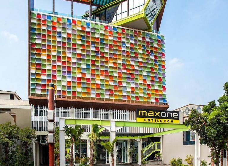 Maxonehotels At Tidar Surabaya
