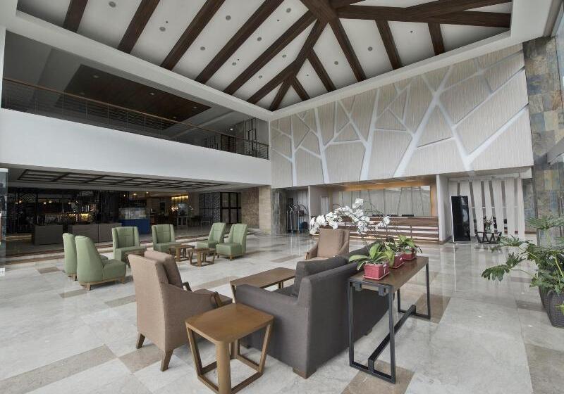 هتل Newtown Plaza