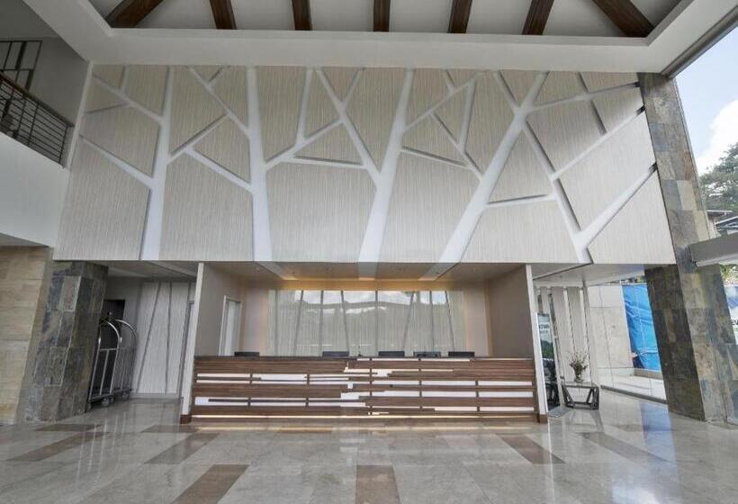 هتل Newtown Plaza