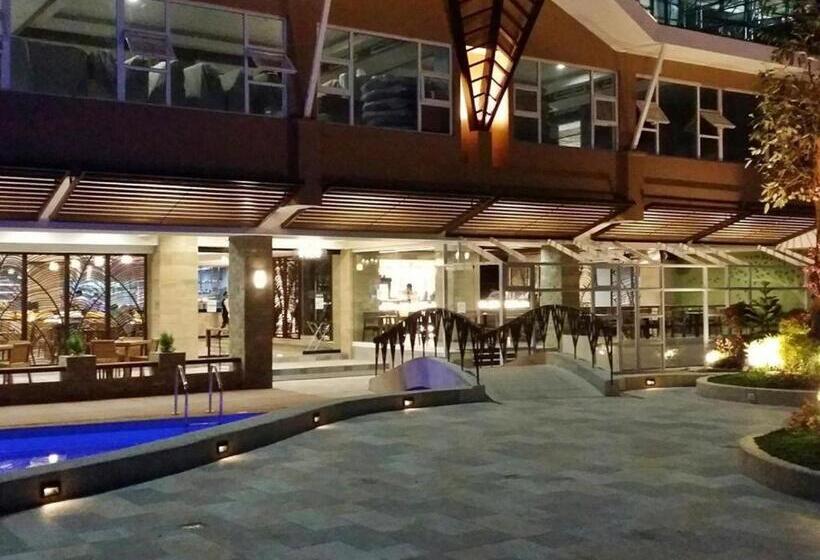 هتل Newtown Plaza