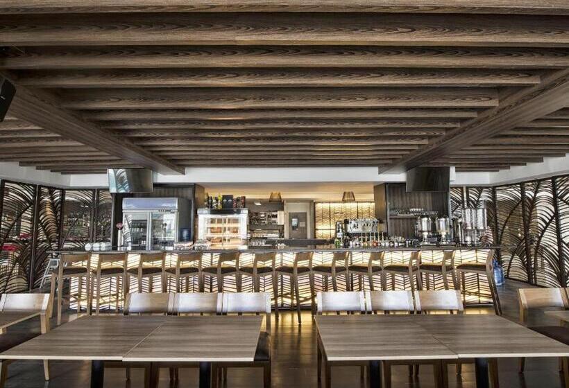 هتل Newtown Plaza