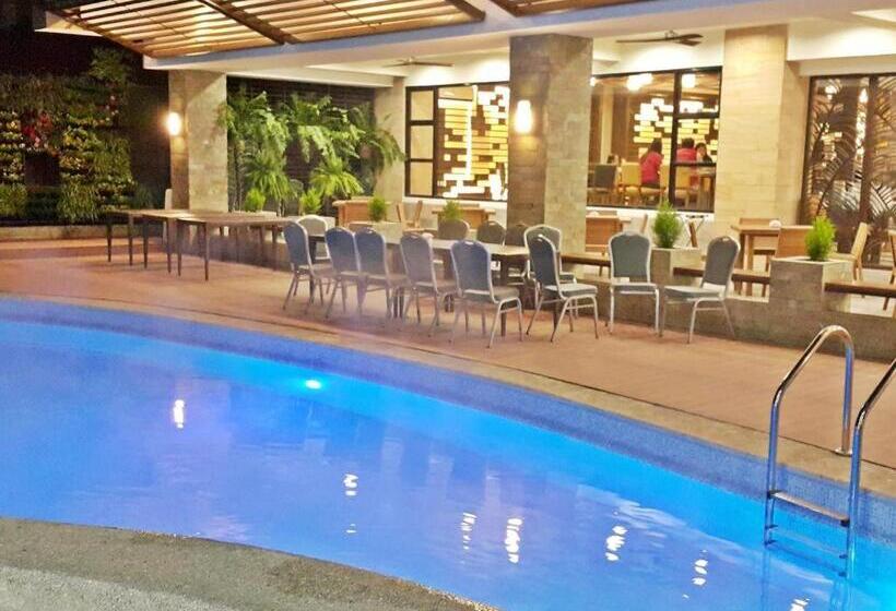 هتل Newtown Plaza