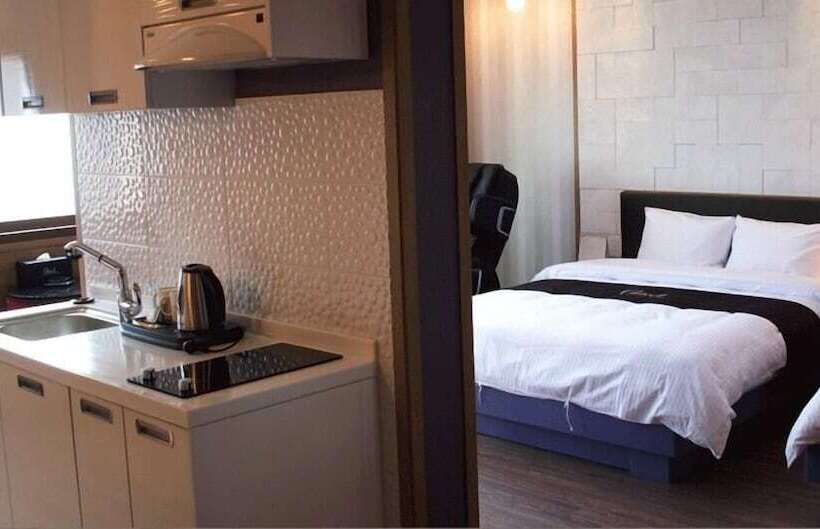 Отель The 7 Business