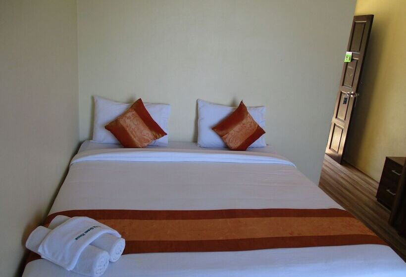 Отель Phi Phi Green House & Sunsky Hostel