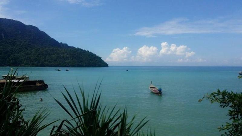 Отель Phi Phi Green House & Sunsky Hostel